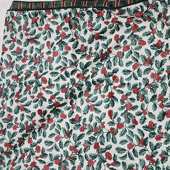 REVERSIBLE  CHRISTMAS DECORATIVE TABLE TOPPER. - Picture 4 of 4